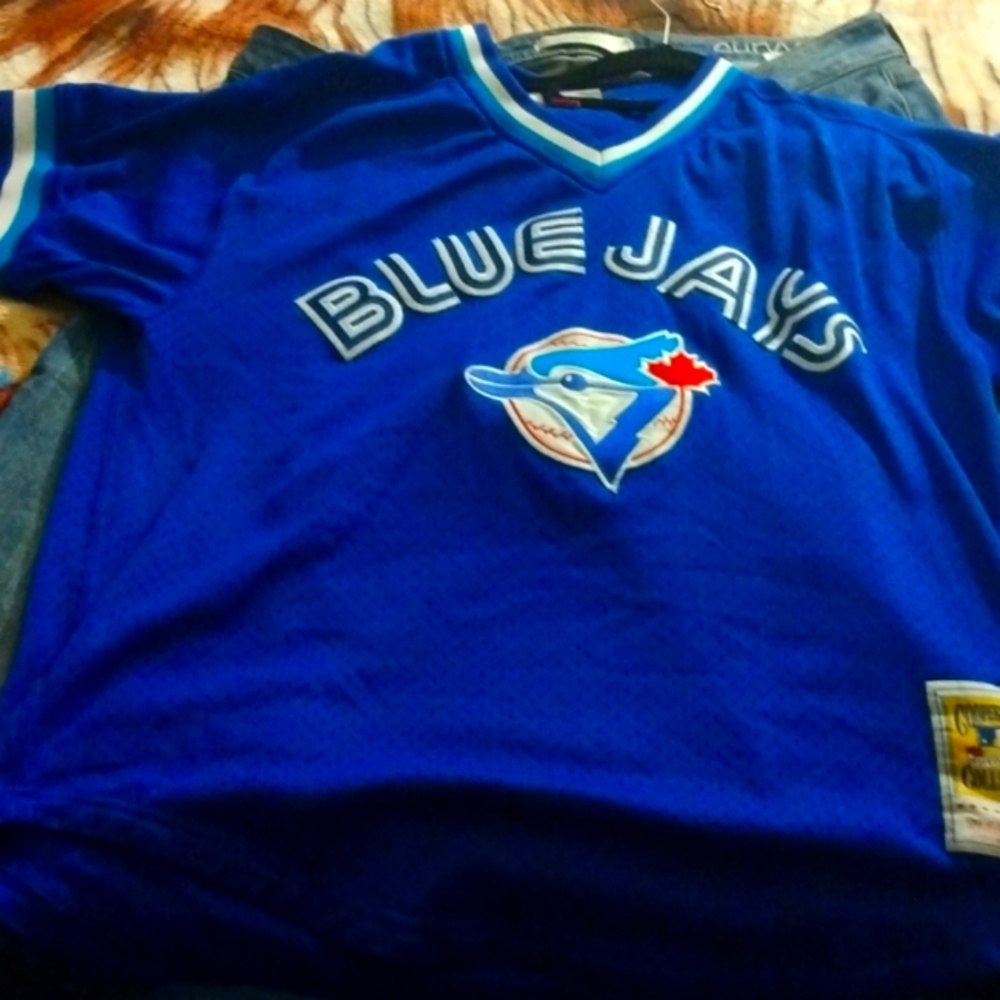 Blue Jay jesery, blue jeans, apple tv/w remote and